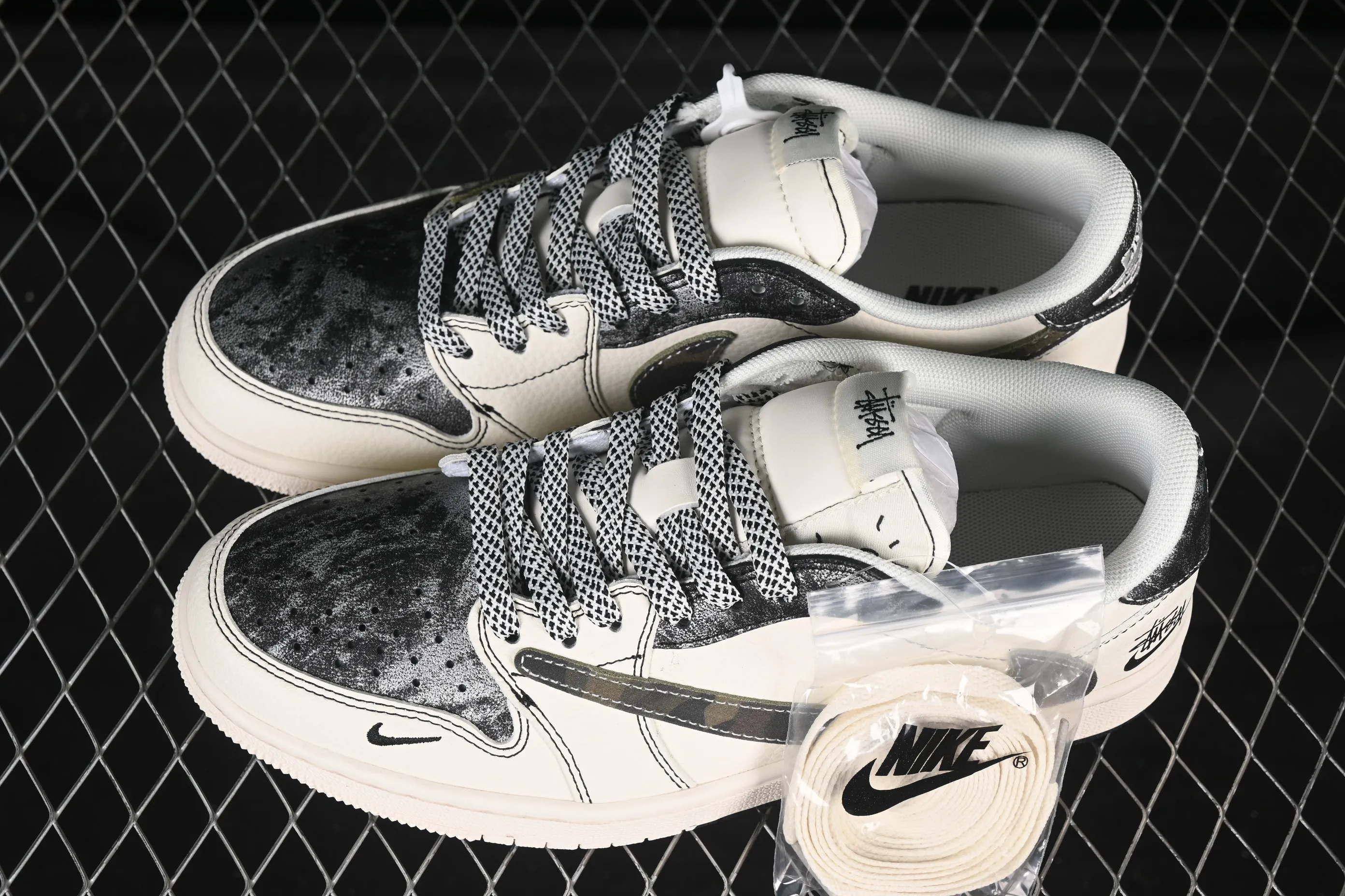 All Categories Air Jordan Jordan Series Basketball Shoes Air Jordan 1 Low High-end Customized Low-top Sneakers Travis Scott x Fragment Design x Air Jordan 1 Low OG SP AJ1 Stussi Co-branded Double Camouflage Hook Low-top Cultural Casual Sneakers XS7089-548